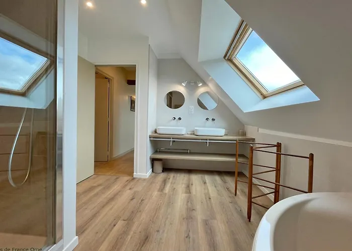 Manoir Du Xveme Siecle Avec Jardin Prive, Cheminee Et Animaux Acceptes - Fr-1-497-204 * Colombiers (Orne)