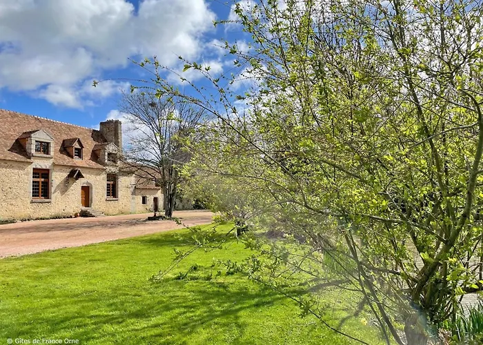 Casa de Férias Manoir Du Xveme Siecle Avec Jardin Prive, Cheminee Et Animaux Acceptes - Fr-1-497-204 *